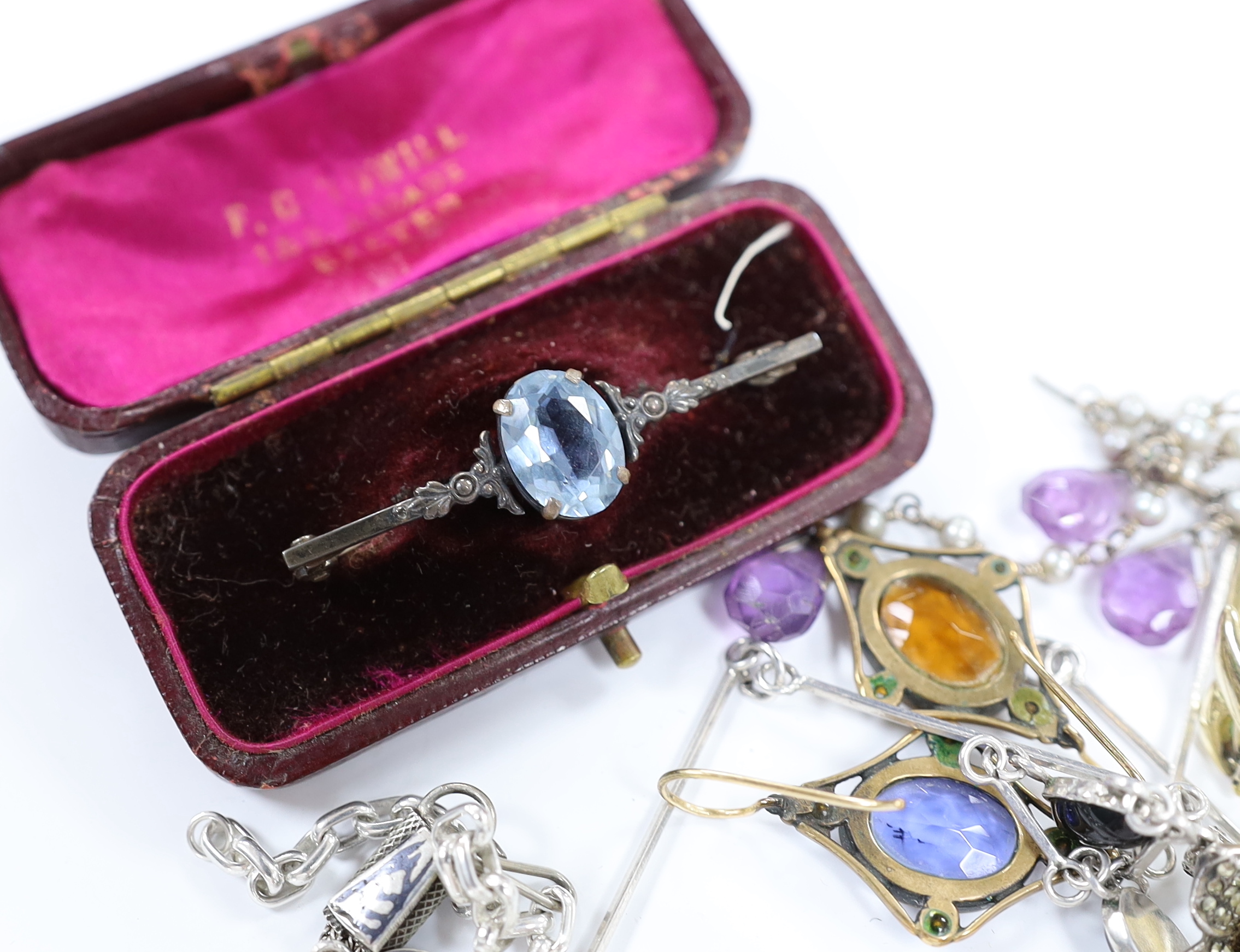 Assorted jewellery including 925, white metal and costume.